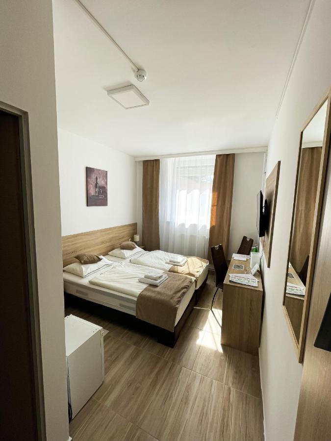 Oereg-To Hotel Es Rendezvenyter Тата Екстер'єр фото