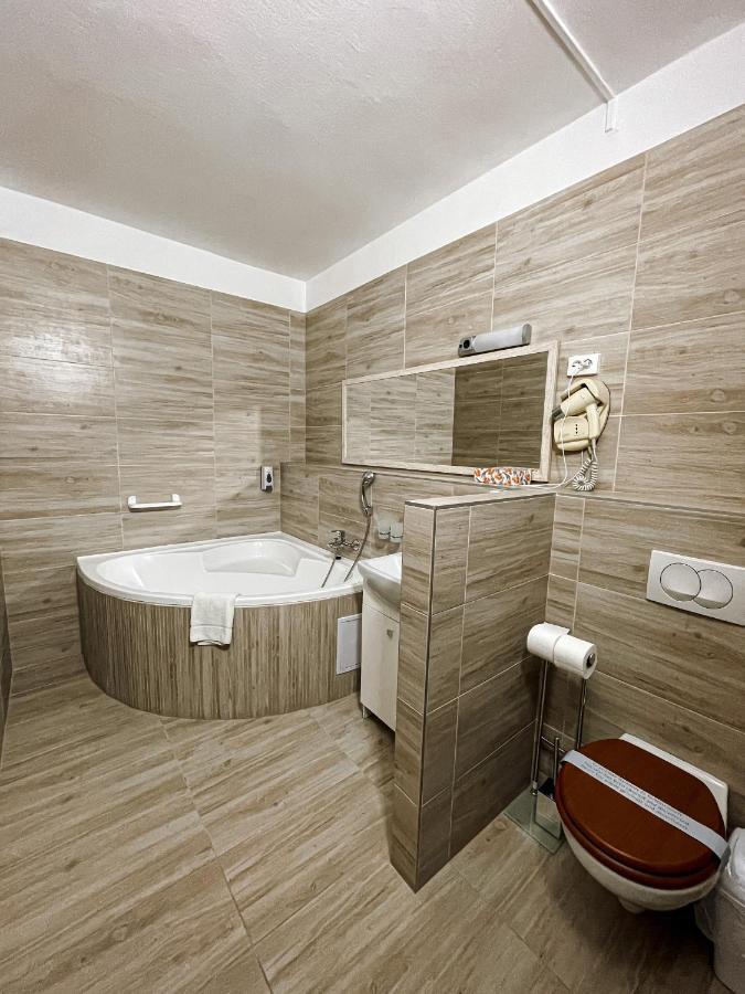 Oereg-To Hotel Es Rendezvenyter Тата Екстер'єр фото