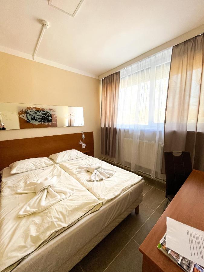 Oereg-To Hotel Es Rendezvenyter Тата Екстер'єр фото