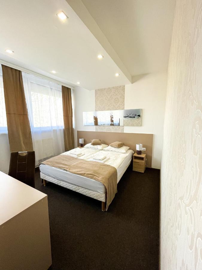 Oereg-To Hotel Es Rendezvenyter Тата Екстер'єр фото