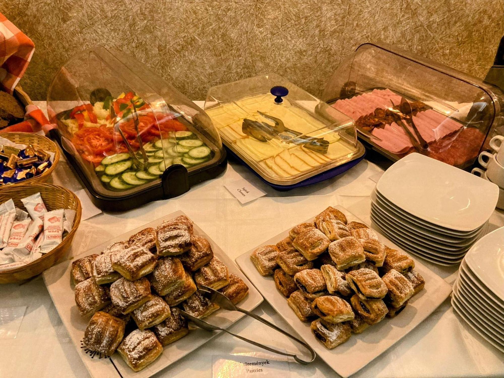 Oereg-To Hotel Es Rendezvenyter Тата Екстер'єр фото