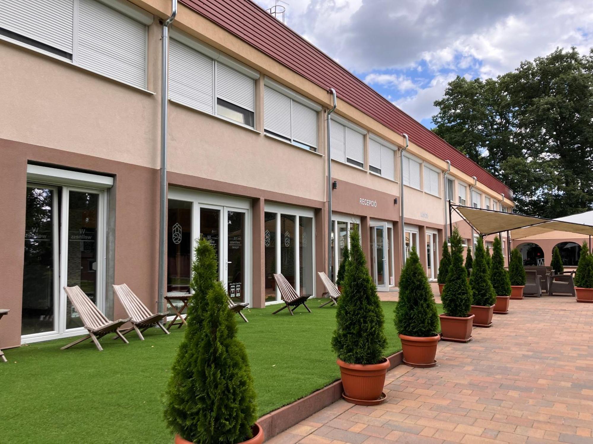 Oereg-To Hotel Es Rendezvenyter Тата Екстер'єр фото